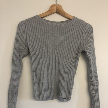 Grauer Pullover