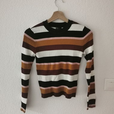 knitted long-sleeved shirt