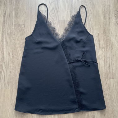Top in pizzo nero Mango con fiocco