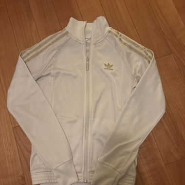 Veste d'entraînement Adidas blanche avec détails dorés
