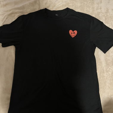 T-shirt streetwear con scritta sul retro