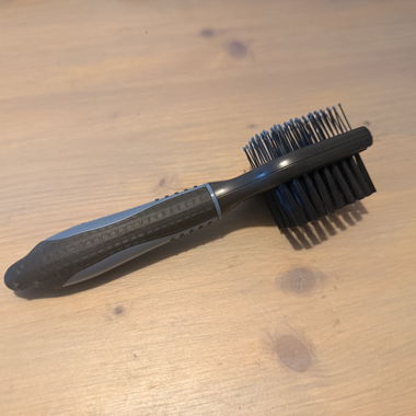Doppelhaarbuerste Schwarz