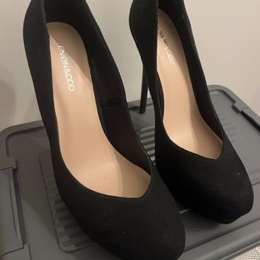 HEELS IN BLACKKKKK