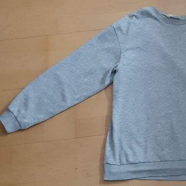 Hellgrauer Pullover