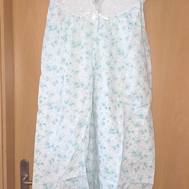 Camicia da notte verde e bianca floreale