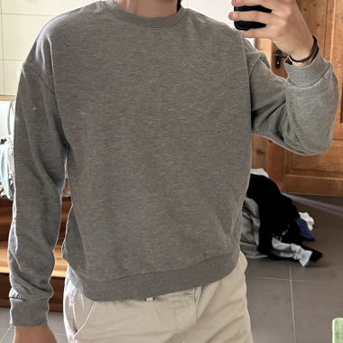 Grauer Sweatshirt-Pullover