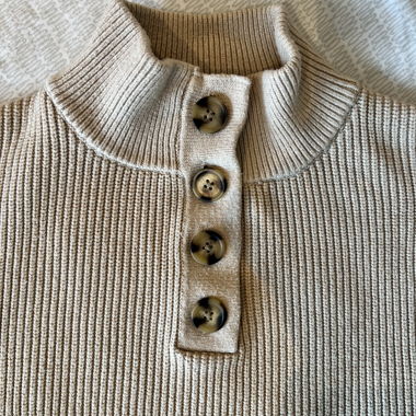 Maglione con bottoni