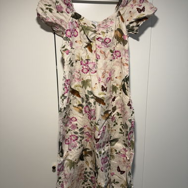 Geblümtes Midi-Kleid aus Leinen