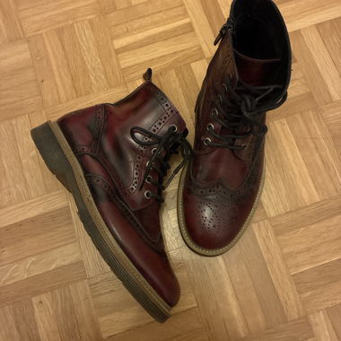 Bronx Bordeauxfarbene Brogue-Lederstiefel