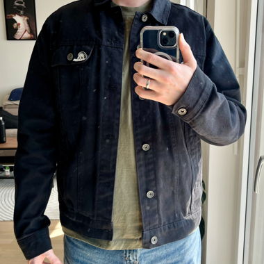Schwarze Jeansjacke mit Stickerei