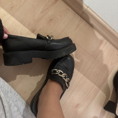Loafer neri con catena