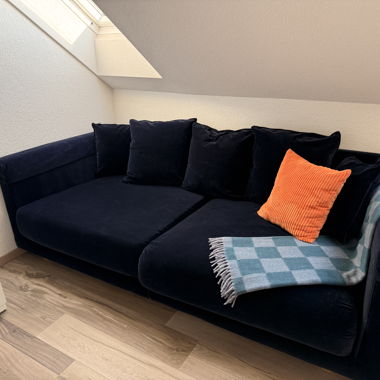 Dunkelblaues Samtsofa