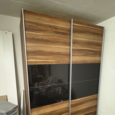 Kleiderschrank mit Schiebetüren