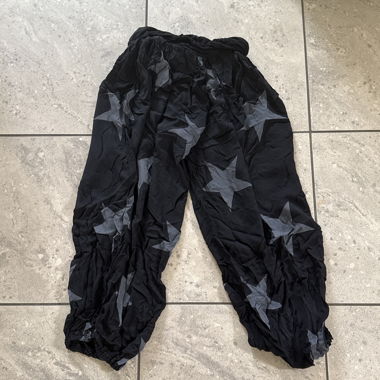 Pantaloni neri a stelle
