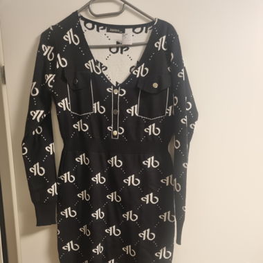 Wunderschönes neues Strickkleid