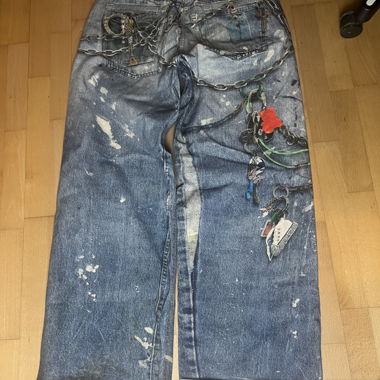 Jeans con catena distressed