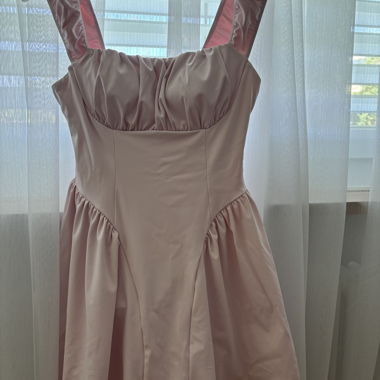 Robe de sport rose avec short intégré
