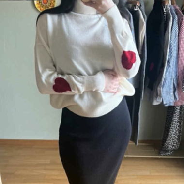 Maglione dolcevita bianco con cuori sulle maniche