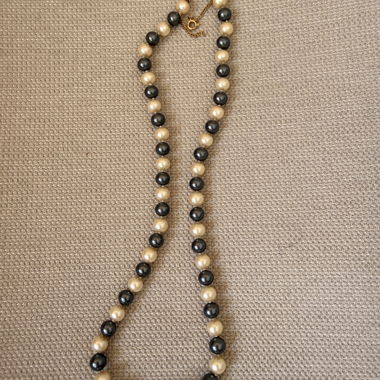 Kette aus echten Perlen Schwarz-Weiss