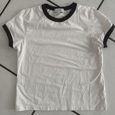 T-shirt COS con bordi a contrasto