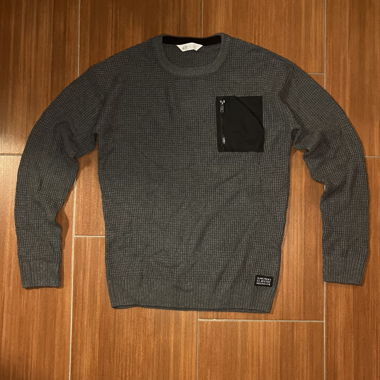 Grauer Pullover mit Reissverschluss-Tasche