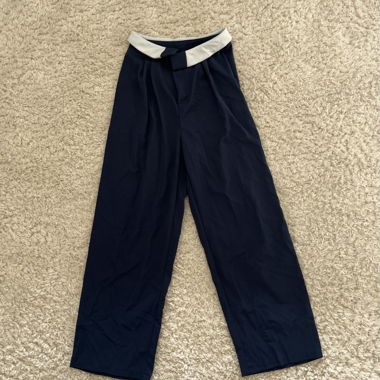 Hose mit weissem Bund