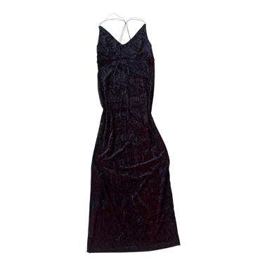 Maxikleid aus schwarzem Samt mit rotem Futter