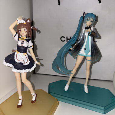Figurine Azuki Nekopara et Miku offerte