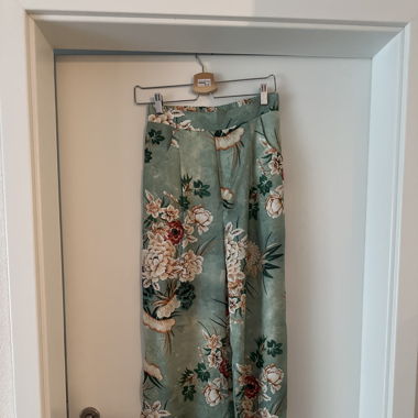 Pantalon motif fleur léger ample et long 