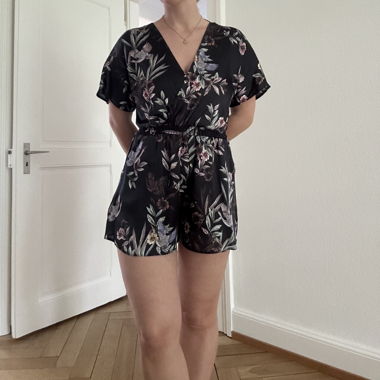 kurzer Jumpsuit mit Blumen
