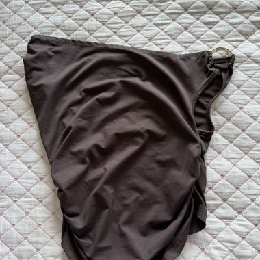 Braunes Top mit Goldenem Detail