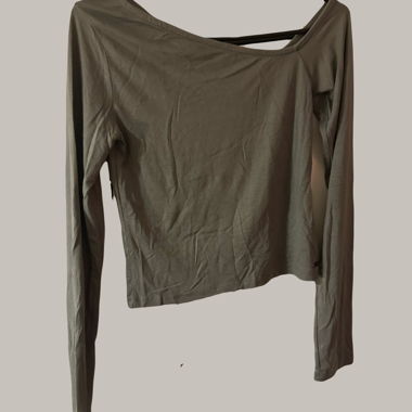 Off shoulder long sleeve 