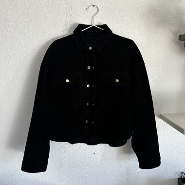 Schwarze Cordjacke mit Druckknöpfen