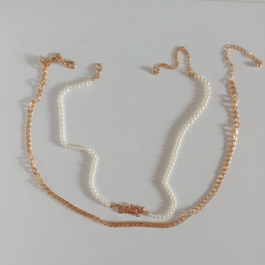 Set mit trendigen goldfarbenen Halsketten