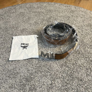 Cintura in pelle MCM con fibbia logo