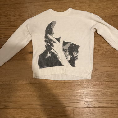 Weisser Pullover mit Grafikmuster