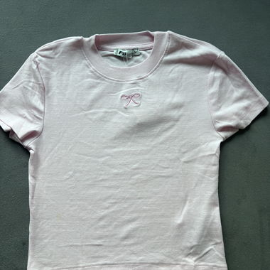 T-shirt rose avec nœud