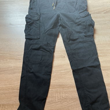 Schwarze Cargo-Hose