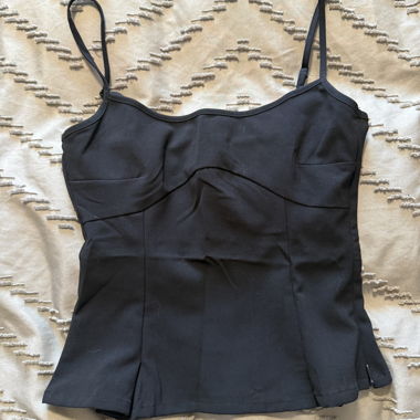 Schwarzes Top mit Trägern