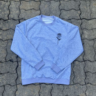 Grauer Sweater mit Rosenprint