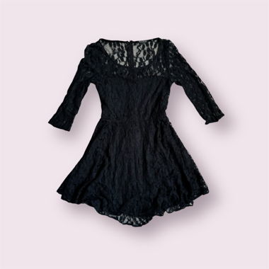 Kleines kurzes schwarzes Kleid mit Spitze