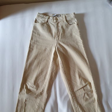 beige mom-jeans