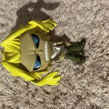 Figura anime con capelli gialli