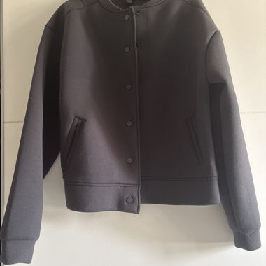 Grau geknöpfte Jacke