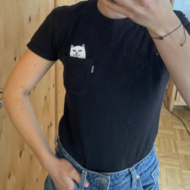 T-shirt nero con taschino gatto