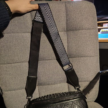 Schwarze Beuteltasche mit Fransen