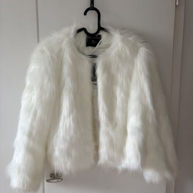 Veste en fausse fourrure blanche