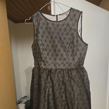 Beiges Kleid mit schwarzer Spitze