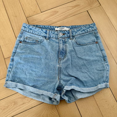 Blaue Jeans-Hotpants