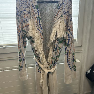 Cardigan con frange e motivo